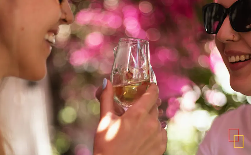 Visitantes brindando con copas durante una visita enoturística a Bodegas Hidalgo La Gitana