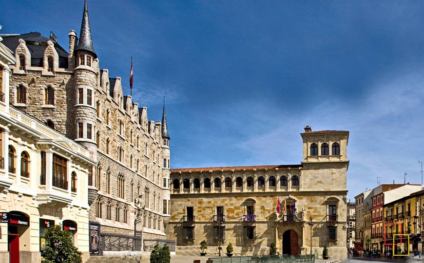 Plaza de San Marcelo y Palacio de los Guzmanes