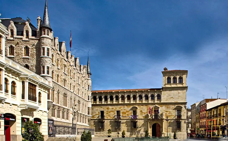 Plaza de San Marcelo y Palacio de los Guzmanes