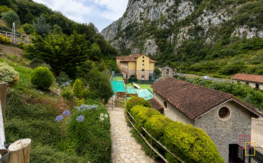 Vista general del Balneario de La Hermida entre las montañas de los Picos de Europa
