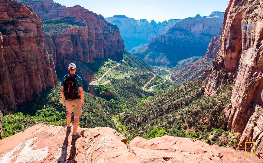Vista del Zion Canyon desde la ruta Canyon Overlook Trail con el valle a lo lejos